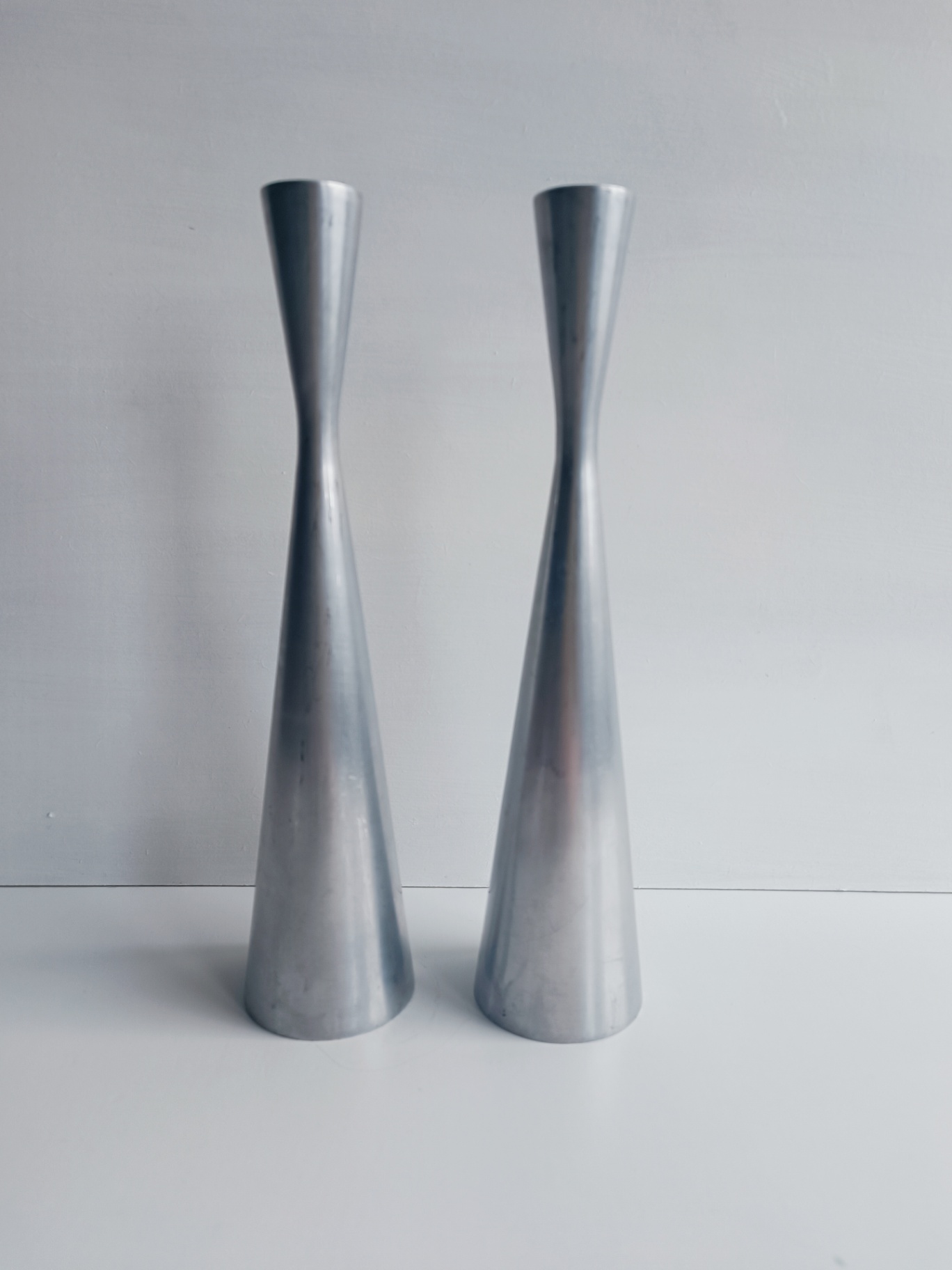 Paire de bougeoirs IKEA RËNOS en aluminium, design sablier — photo 1