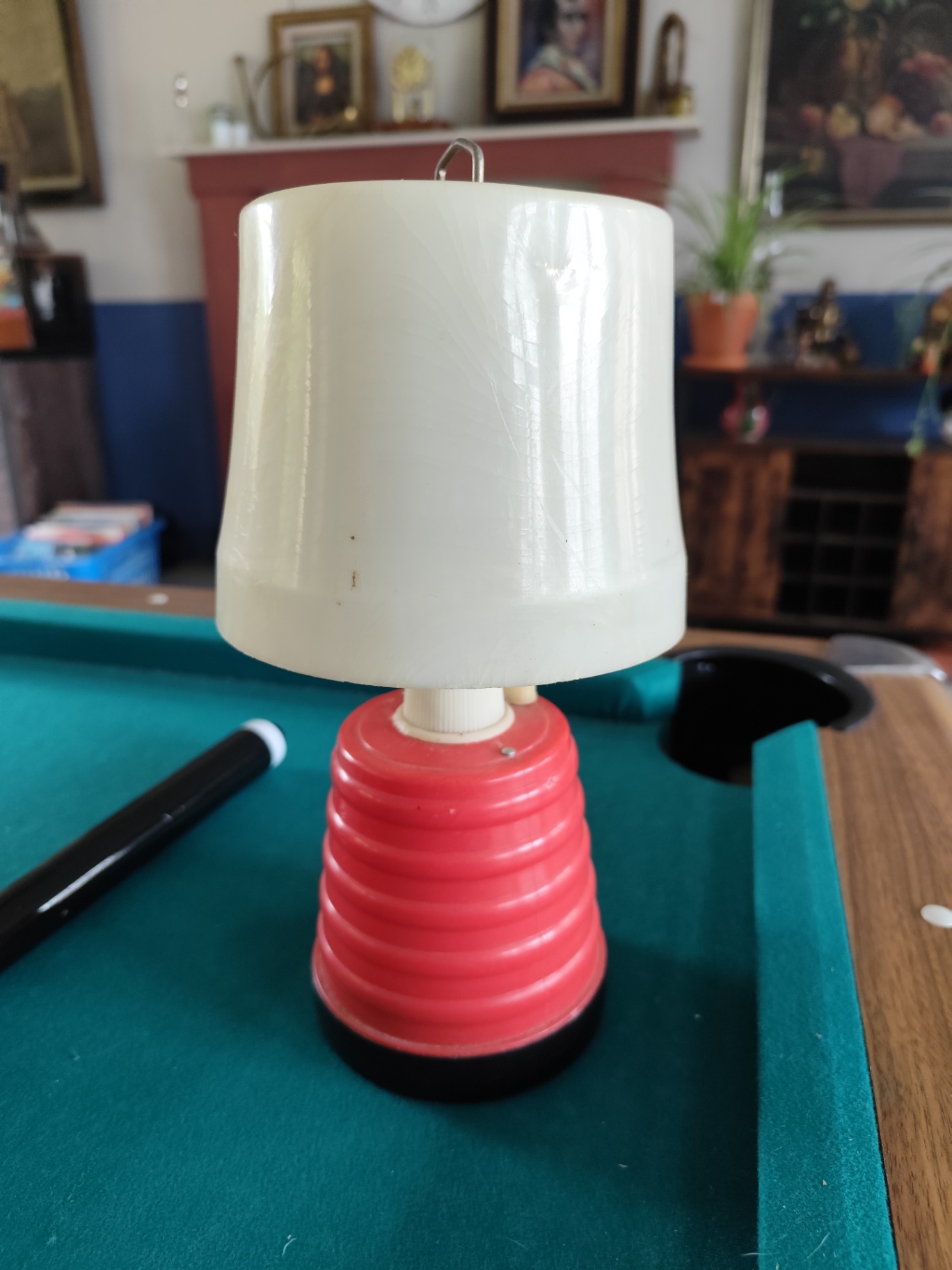 Petite lampe de chevet vintage en plastique rouge et blanc, années 70 — photo 1