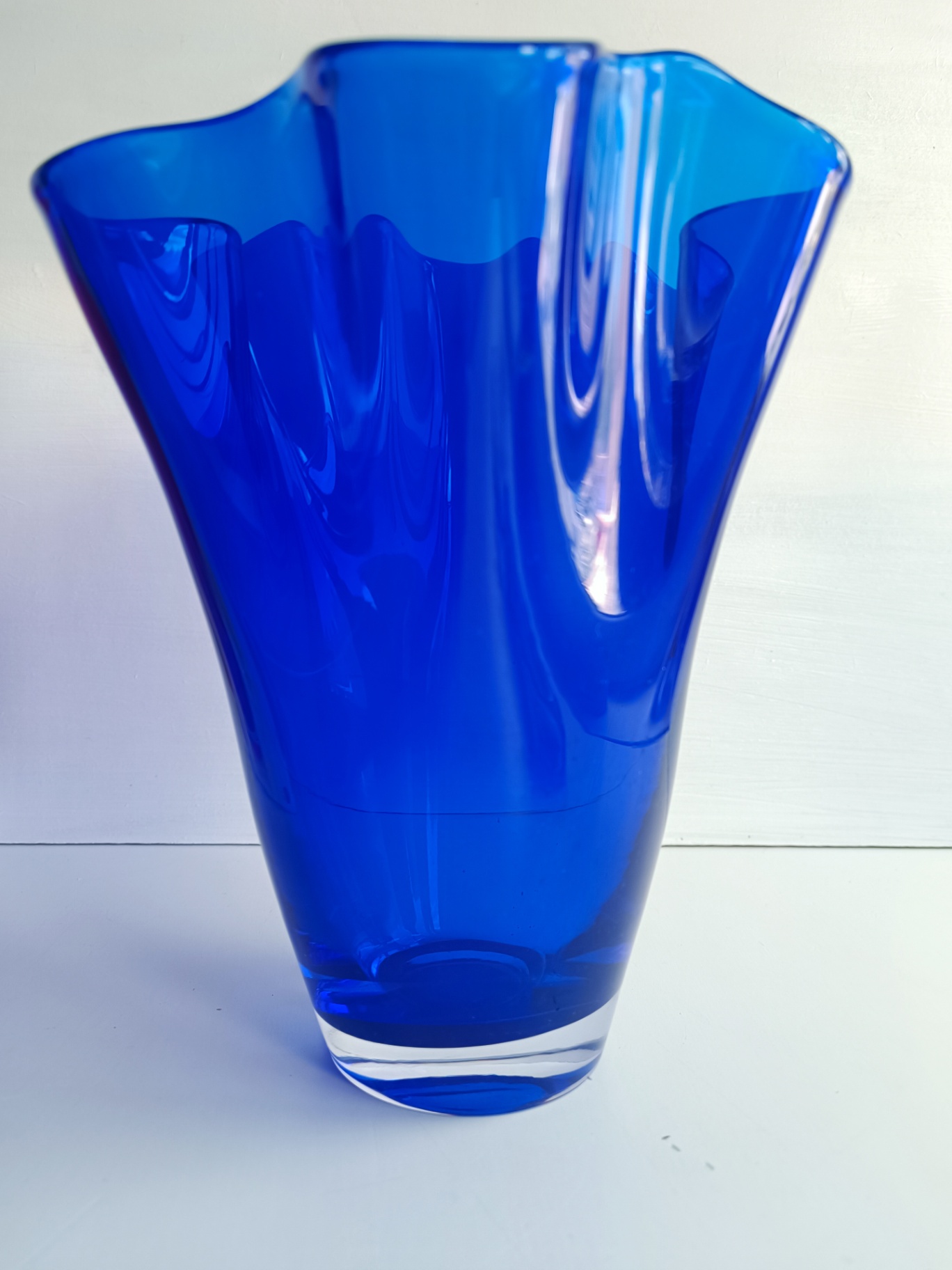 Vase en verre bleu forme mouchoir, avec boîte d'origine — photo 1