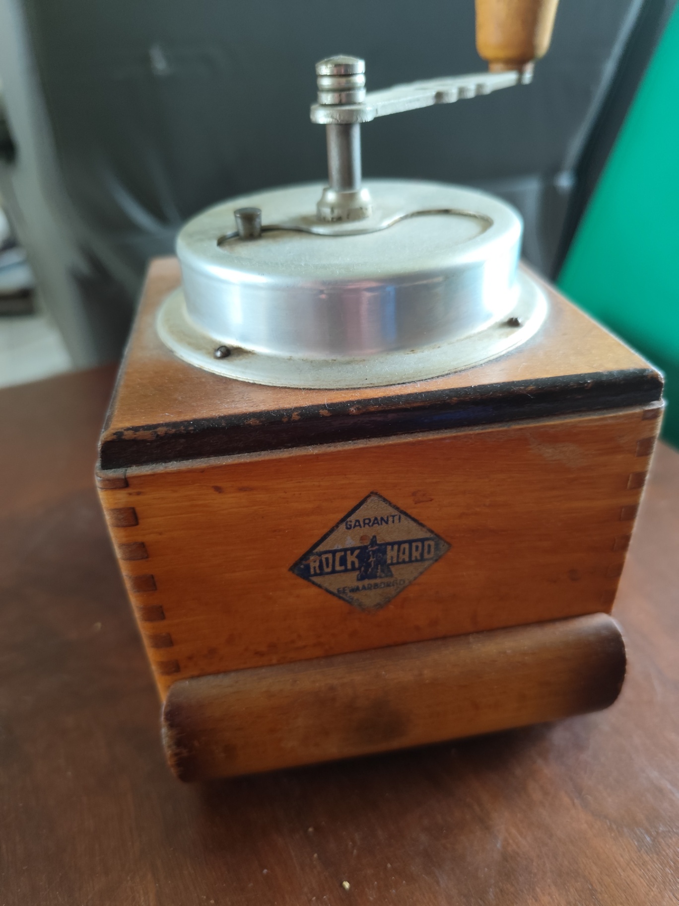 Moulin à café Goldenberg cube en bois