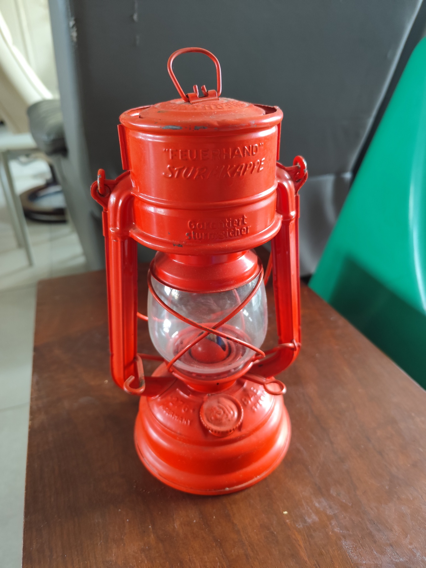 Lampe tempête Feuerhand 276 Baby Special rouge, Allemagne — photo 1
