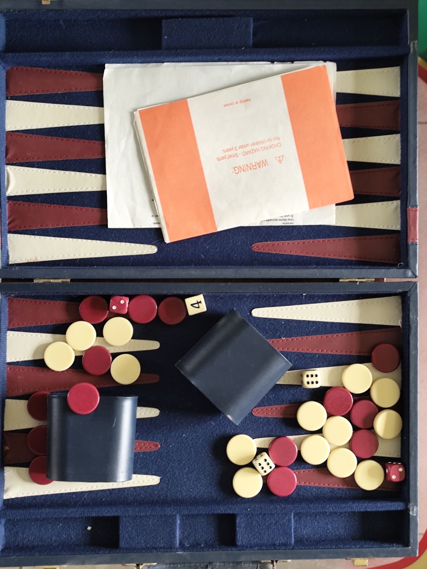 Mallette de backgammon vintage en simili cuir bleu marine, complète — photo 1