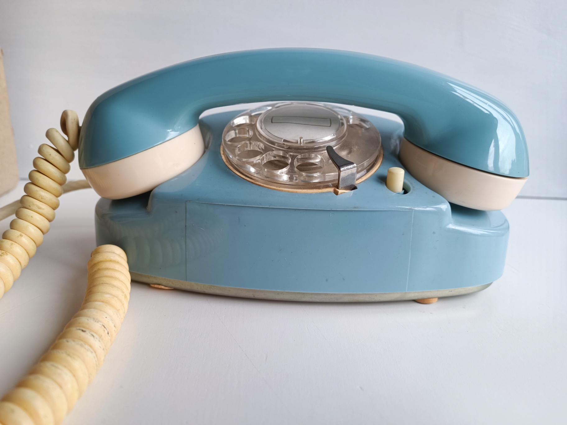 Téléphone fixe ancien à cadran — photo 1