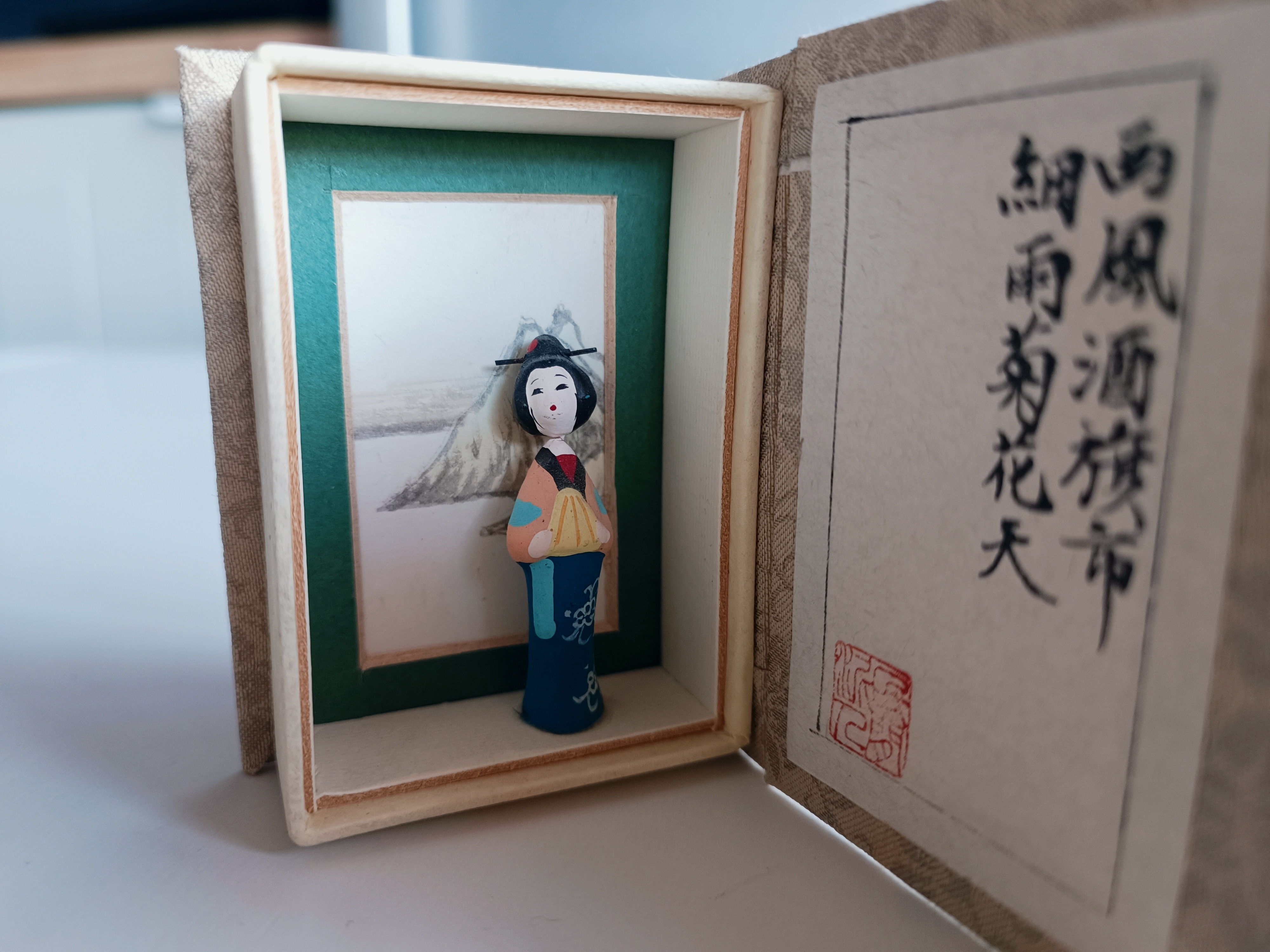 Boîte-livre souvenir japonaise, petite geisha devant le mont Fuji et calligraphie — photo 1