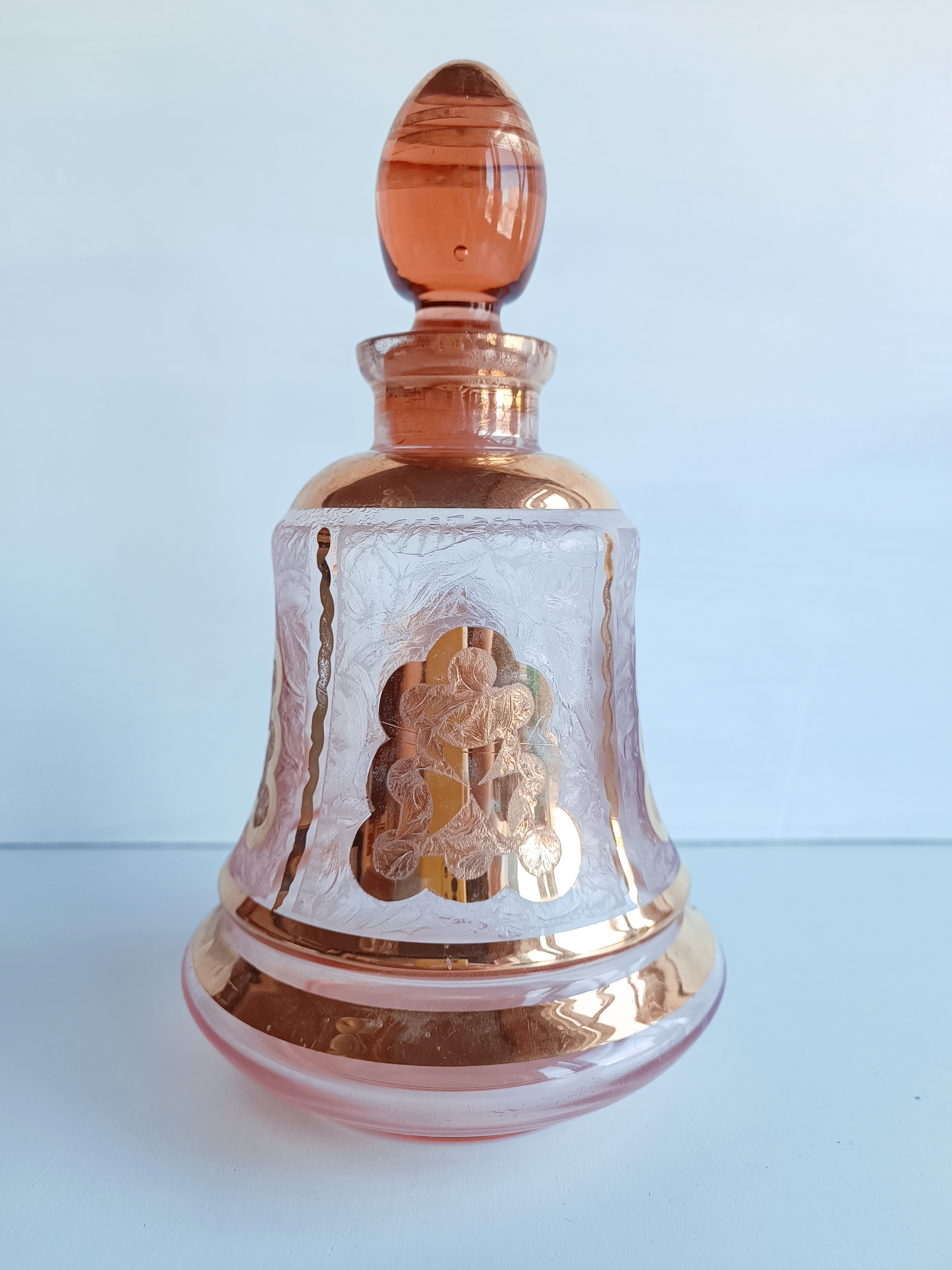 Carafe en verre de Bohême rose à décor doré et gravé — photo 1