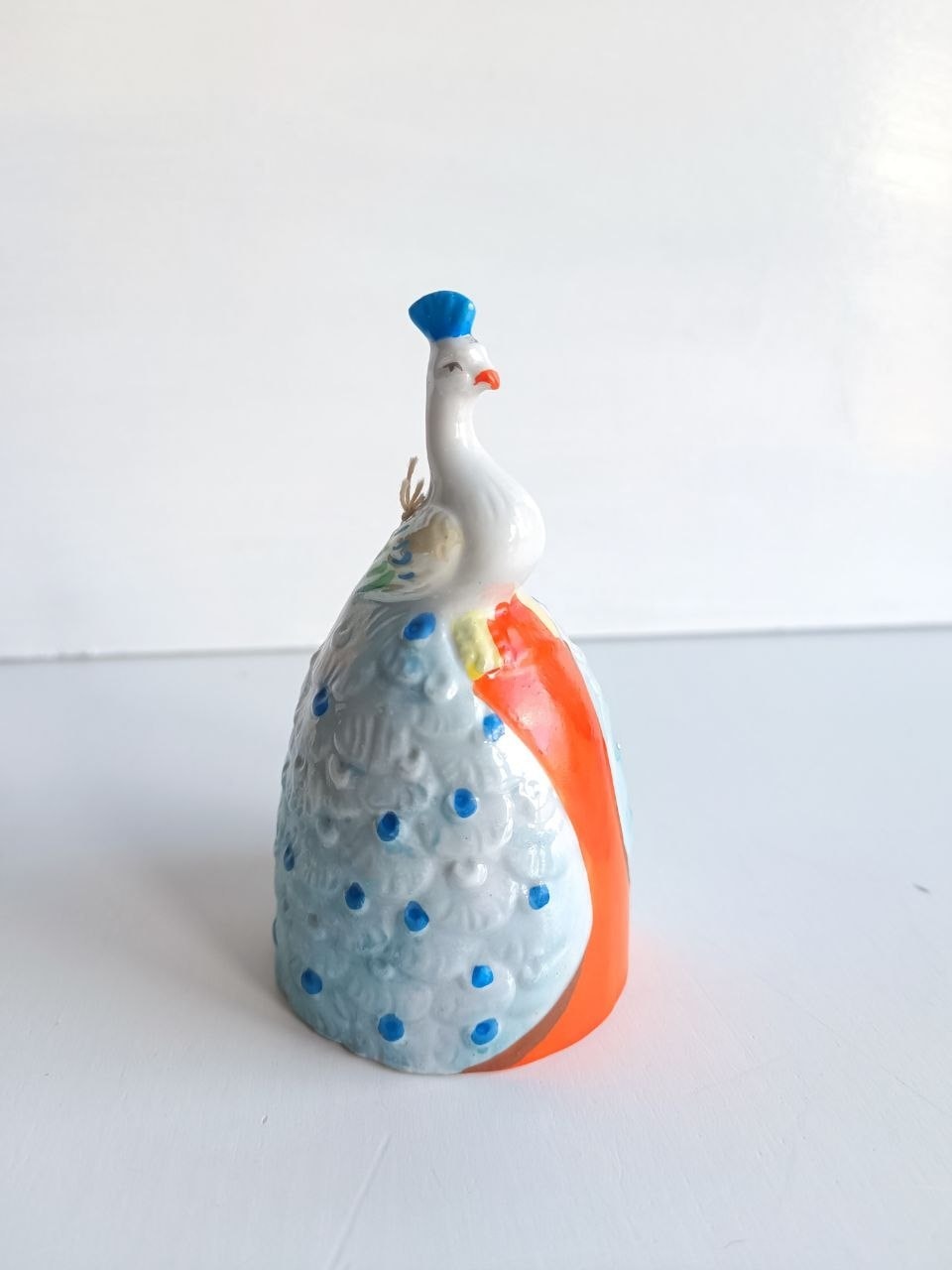 Clochette paon en faïence peinte à la main, bleu pastel et orange — photo 1