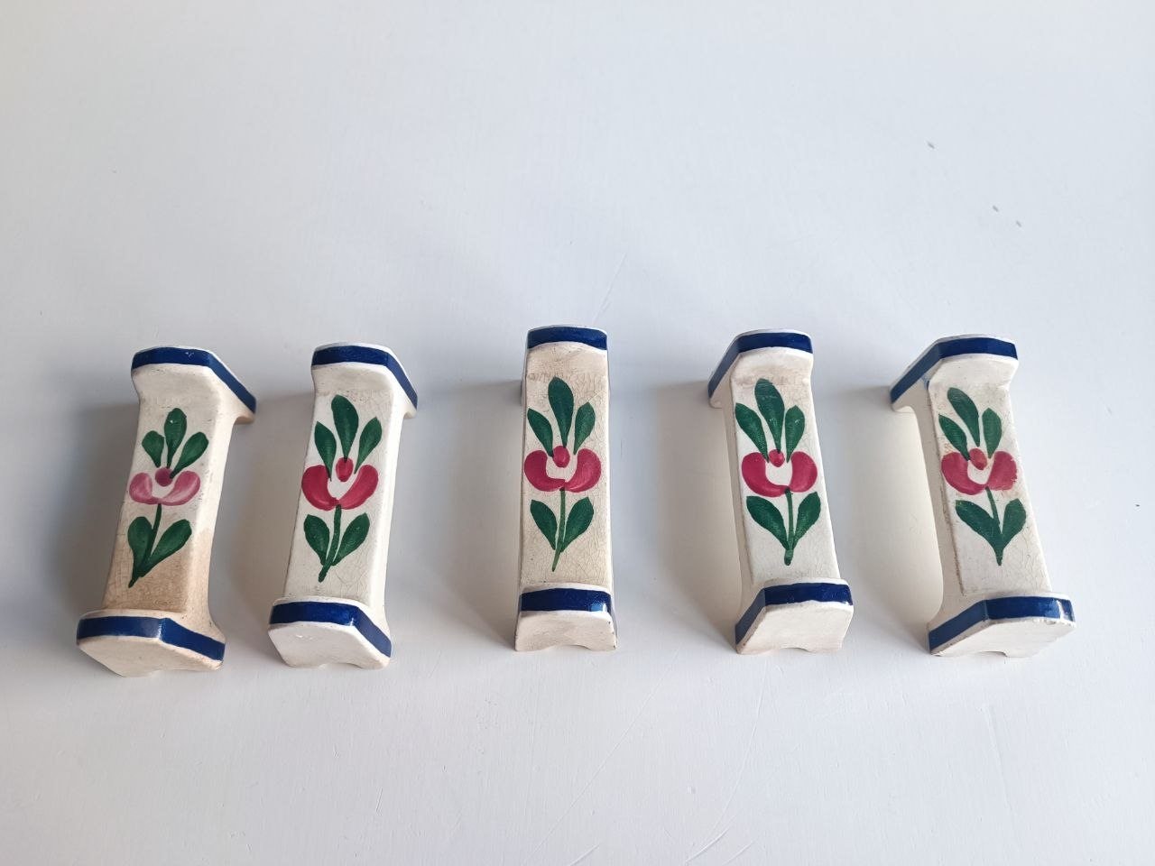 Lot de 5 porte-couteaux en faïence peinte main, fleur rouge, liseré bleu