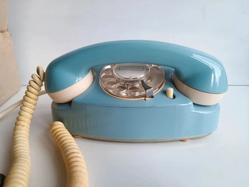 Ce téléphone fixe rde bleu ciel design années 1980 — photo 1