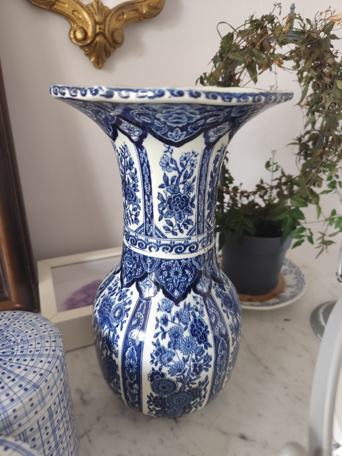 Vase Delfts Royal Sphinx by Boch, décor floral bleu — photo 1