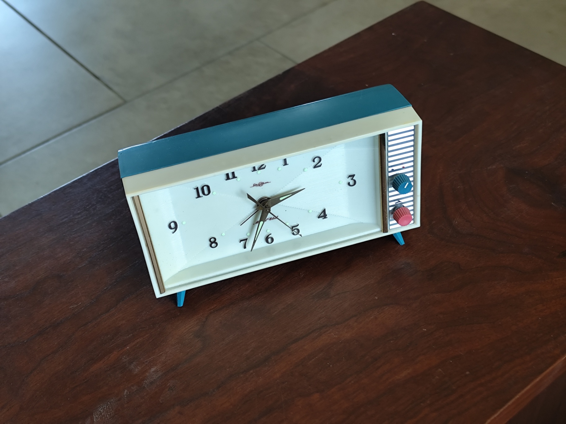 Réveil RHYTHM Vintage Style Années 70