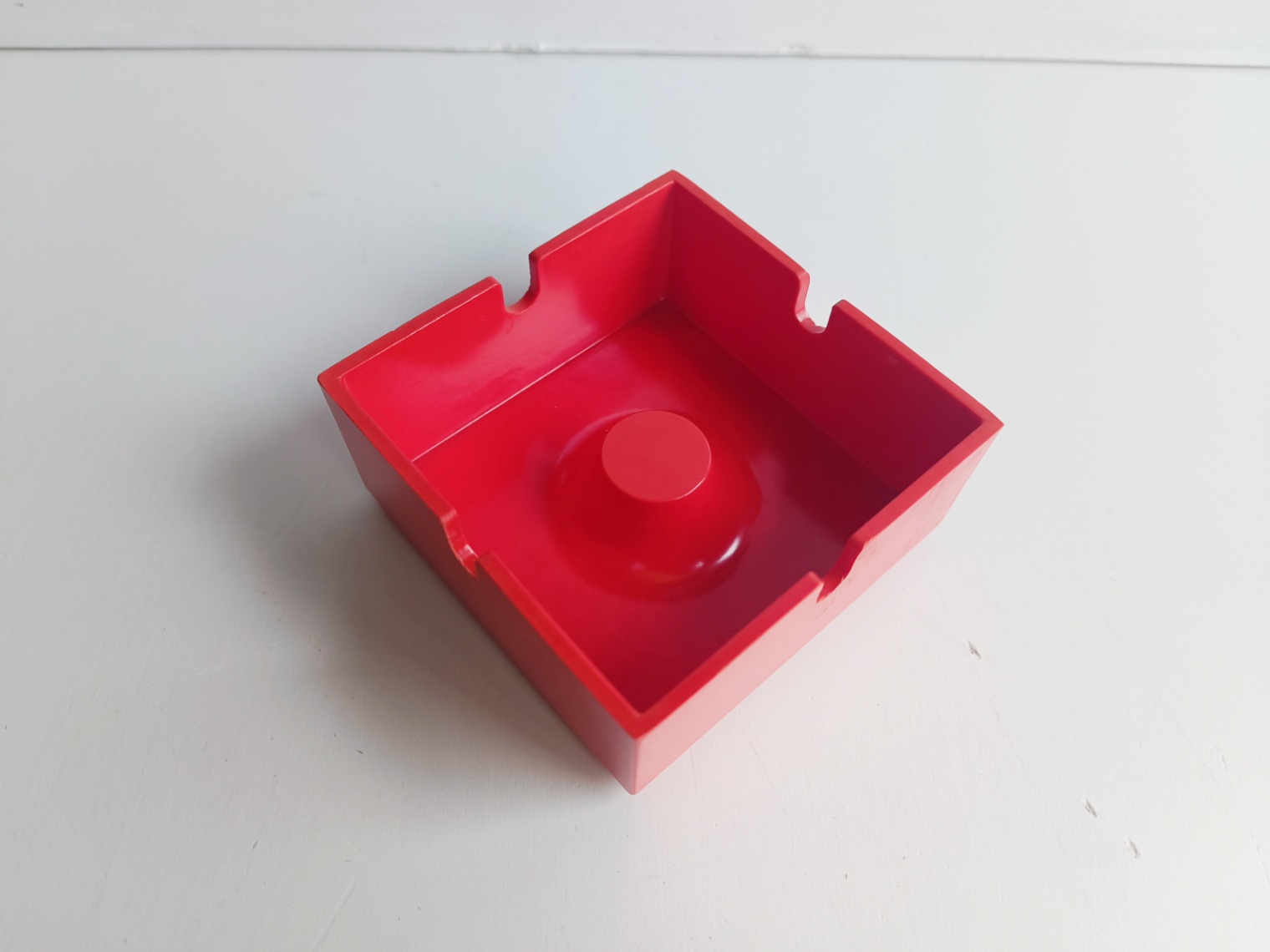 Cendrier carré en plastique rouge, design Space Age, années 1970 — photo 1