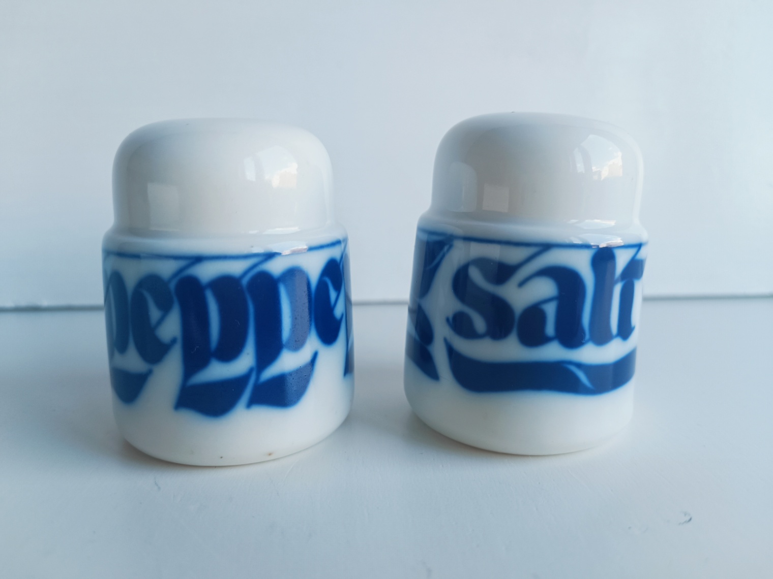 Salière et poivrier en porcelaine blanche décor bleu « salt / pepper » — photo 1